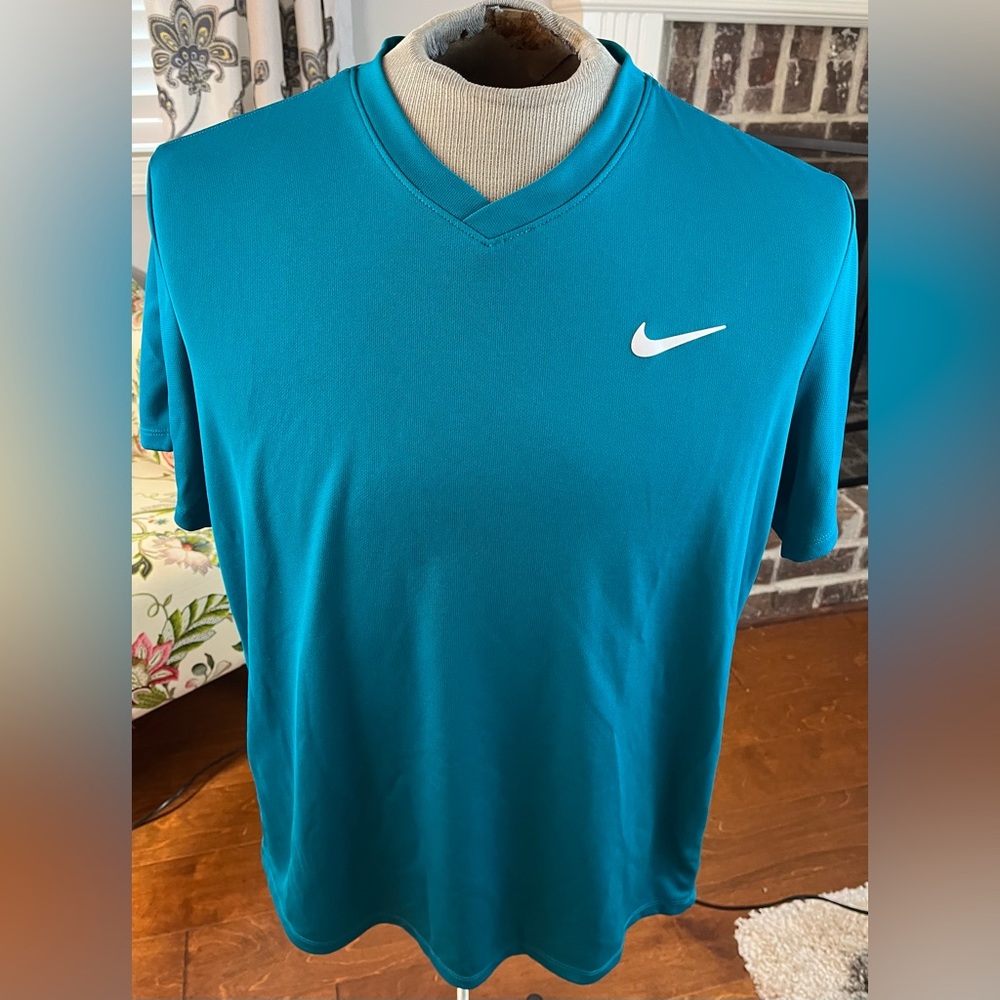 Nike Dri-Fit Victory Men’s XL V-neck tennis shirt in Teal. Pre-owned but perfect